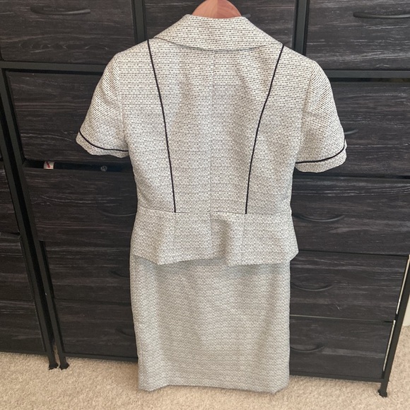 Tahari suit jacket and skirt - Picture 2 of 5
